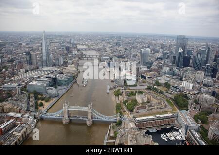 Vista aerea del Tamigi e dei monumenti di Londra - Tower Bridge, The Shard, Tower of London, HMS Belfast Foto Stock