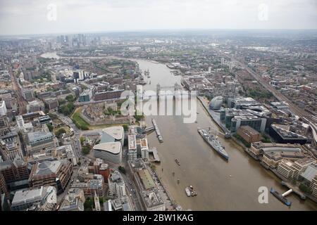 Vista aerea del Tamigi e dei monumenti di Londra - Tower Bridge, The Shard, Tower of London, HMS Belfast Foto Stock