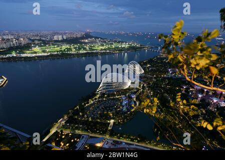 Vista del Singapore Straight con navi da carico attraccate in lontananza Foto Stock