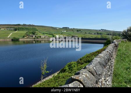 Ponden Reservoir, Stanbury, Bronte Country, West Yorkshire in primavera Foto Stock