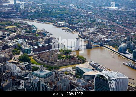 Vista aerea su Londra con Torre di Londra e Tower Bridge Foto Stock