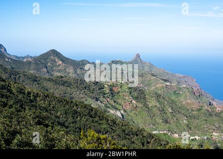 Vista panoramica sulle montagne di Anaga - escursioni Tenerife, Spagna, punto di vista da mirador Risco Magoje Foto Stock