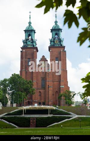 Vista della Cattedrale di Gniezno caposaldo storico sulla giornata di sole in Polonia Foto Stock