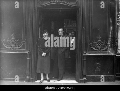 La principessa Juliana e suo marito a Parigi sulla strada per casa Olanda . La principessa Juliana d'Olanda e suo marito, il principe Bernhard zur Lippe Biesterfeld, sono in visita a Parigi durante il loro viaggio in Olanda dopo la loro luna di miele in Austria e nella Costa Azzurra . Foto spettacoli , Principessa Juliana e suo marito , Principe Bernhard , fotografato a Parigi . 5 aprile 1937 Foto Stock