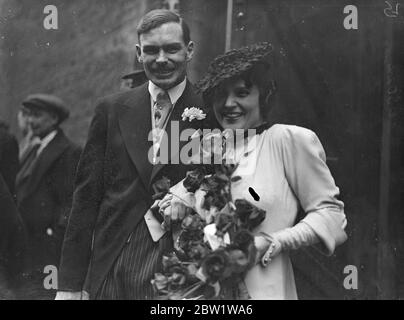 Attrice cinematografica sposa allevatore di pecore a Londra. La sig.ra Claire Adams, attrice cinematografica dei giorni silenziosi dell'immagine, è stata sposata a Christchurch, Down Street, al sig. Donald John Scobie Mackinnon, proprietario di 32 anni di una fattoria di pecore a Mooramong, nel Victoria occidentale. La coppia si innamorò di quando si incontrarono a un cocktail party nel West End poche settimane fa. La sposa, che ha giocato il comando nelle varie immagini americane, era la vedova del sig. Benjamin B. Hampton, un produttore cinematografico. Spettacoli fotografici: La sposa e lo sposo dopo la cerimonia. 1 aprile 1937 Foto Stock