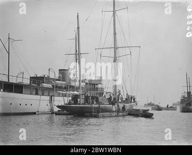 Lo sfidante della Coppa America si prepara per l'attraversamento dell'Atlantico. In preparazione del suo viaggio Atlantico per sfidare la coppa dell'America, Endeavour II, la barca del signor T. O. M. Sopwith, è dotata di un albero corto e di un albero principale corto. Spettacoli fotografici: Endeavour II in preparazione per il suo attraversamento Atlantico in porto a Gosport, Hampshire. 28 aprile 1937 Foto Stock