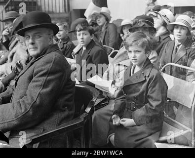 I figli di Anthony Eden guardano come i vigili del fuoco giuda l'ultima esposizione presso la vecchia sede. L'ultima esposizione prima della rimozione della brigata al nuovo edificio sull'Albert Embankment, fu data dalla Brigata dei vigili del fuoco di Londra presso la vecchia sede di Southwark. Foto: I due figli di Antonio Eden - Simone, il più anziano e Nicola - che guardano l'ultima mostra. 28 aprile 1937 Foto Stock