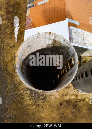 Fotografia aerea dell'interno di un vecchio silo abbandonato Foto Stock