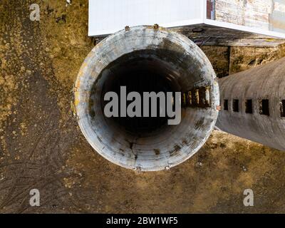 Fotografia aerea dell'interno di un vecchio silo abbandonato Foto Stock