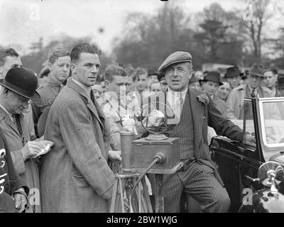 Ear Howe apre il nuovo circuito di Crystal Palace. Earl Howe, presidente del British Racing Drivers Club, apre il nuovo circuito automobilistico sul sito di Crystal Palace. La prima gara sul circuito sarà quella del Trofeo Coronation per il quale Ear Howe è iscritto. Foto show, Earl Howe apre la nuova pista. 22 aprile 1937 Foto Stock