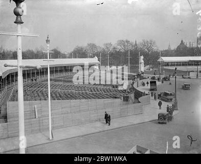 Palazzo 'Grand Stand' per l'incoronazione pronto per la folla. Centinaia di posti a sedere nel recinto aperto e coperto di fronte a Buckingham Palace sono stati messi in posizione e sono ora pronti per la folla di Coronation. Spettacoli fotografici, i posti a sedere in posizione nella "Grandstand" prima di Buckingham Palace. 22 aprile 1937 Foto Stock