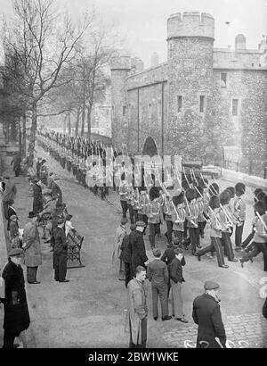 Le guardie scozzesi marciano "intorno e intorno" alla Torre. Le guardie scozzesi, guidate da pipers, marciano intorno alla Torre di Londra. Le protezioni hanno realizzato una serie di circuiti. 21 aprile 1937 Foto Stock