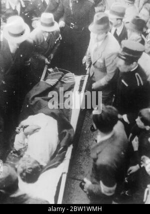 Nuvolari gravemente ferito in crash. L'auto si capovolge nella corsa pratica. Tazio Nuvolari, il pilota automobilistico italiano leader, è stato gravemente ferito in un grave incidente durante l'allenamento a Torino per la gara del Valentino. La sua Alfa Romero, viaggiando a 65 miglia all'ora, si schiantò contro i gradini del monumento al principe Amadeo di Savoia. Si capsiva e Nuvolari fu preso inconscio. I chirurghi dicono che le fratture multiple manterranno Nuvolari, che ora ha 40 anni, a letto per diverse settimane. Foto spettacoli, Nuvolari giacente sulla barella dopo l'incidente. 16 aprile 1937 Foto Stock