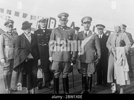 Il Ministro della guerra tedesco si è in volo a Roma per colloqui di personale - ispezione delle forze italiane. Il Field-Marshal von Blomberg, ministro della guerra tedesco, è volato da Berlino a Roma per colloqui con il signore Mussolini e altri statisti, e un tour di ispezione delle forze armate italiane. Il Field-Marshal von Blomberg terrà conversazioni con il personale di Marshall Badoglio, conquistatore di Abissinia. Mostre fotografiche: Il maresciallo di campo Werner von Blomberg quando ha lasciato Berlino in aereo per Roma. Da sinistra a destra - Adjutant Major Decken; Fräulein von Blomberg; Lieutenente-capitano Baron von Wangenheim; Field-Marshal von Blomberg; l'italiano Foto Stock