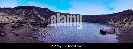 Un colpo panoramico d'acqua riempì il cratere vulcanico Kerið in Islanda. Foto Stock