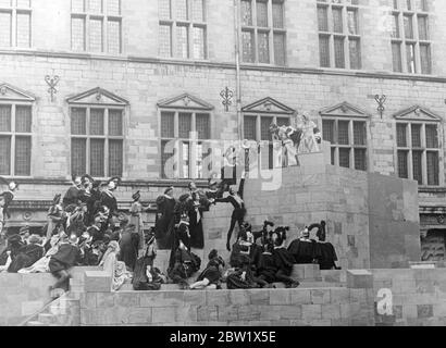 Attori inglesi provano Hamlet a Elsinore. Contro le merli del Castello di Kronborg, Elsinore [Helsingør], Danimarca, ambientazione originale della tragedia di Shakespeare Lawrence Olivier (Hamlet) Vivian Leigh (Ophelia) e altri membri della compagnia Old Vic hanno tenuto una prova di Hamlet, che Tyrone Guthrie sta producendo lì. Lawrence Olivier è il primo attore britannico a suonare Hamlet in Danimarca. Il Castello di Kronborg, teatro della produzione unica, fu eretto quasi durante la scrittura di Hamlet. Le merlature che formano uno sfondo della produzione sono quelle su cui il vero fantasma Foto Stock