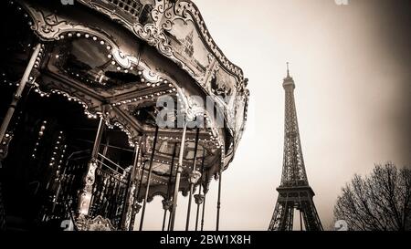 Carosello vecchio stile nel parco vicino alla Torre Eiffel . Parigi 1 er arr. Ile de France. Francia. Foto Stock