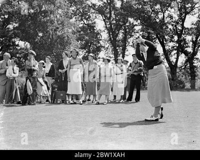 PAM Barton in gioco nella partita di golf internazionale femminile. La Gran Bretagna ha incontrato la Francia nell'ottava partita Ladies International organizzata dalla Ladies Golf Union al West Sussex Golf Club di Pulborough. Foto spettacoli, Miss Pam Barton, titolare dei titoli britannici e americani, alla guida dal 12 ° tee. 28 maggio 1937 Foto Stock