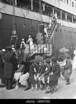 I bambini rifugiati provenienti dalla Spagna sbarcano a Southampton. Portati dagli orrori della guerra civile e dal pericolo sempre presente di incursioni aeree, 4000 bambini rifugiati, molti dei quali orfani e in pite condizioni, sono arrivati a bordo del liner Habana a Southampton dal distretto basco di Spagna, teatro dei combattimenti più feroci. Tutti soffrono di malnutrizione. Dopo l'esame medico e in occupazione sono stati sbarcati e portati al campo speciale alla periferia di Southampton dove si fermaranno fino alla fine della Guerra civile e possono tornare a casa. Foto mostra, il bambino refug Foto Stock