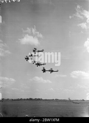 I combattenti RAF si sono recati a Northolt per l'Empire Air Day. I piloti di caccia e bombardieri della Royal Air Force hanno provato a Northolt la mostra che daranno alla stazione il giorno dell'Empire Air Day, 29 maggio, quando l'aerodromo, in comune con altre 52 unità RAF, sarà aperto per l'ispezione pubblica. Nella foto è mostrato Gloster Gauntlet Mk II del numero 111 Squadron che prova l'aeroperforazione Squadron in cui i piani cambiano formazione con precisione di Guardie. Il leader della formazione vi dà ordine tramite telefonia radio. 24 maggio 1937 Foto Stock