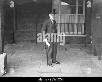 Ramsay MacDonald all'apertura della Conferenza Imperiale. Il primo ministro e i ministri dei domini che hanno partecipato all'incoronazione si sono riuniti nella sala di edificazione della regina Anna a Palazzo di San Giacomo per l'apertura della Conferenza Imperiale sotto la presidenza di Stanley Baldwin. Foto: Ramsay MacDonald, presidente del Consiglio, in arrivo all'apertura della conferenza. 14 maggio 1937 Foto Stock