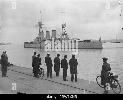 Nave da guerra greca a Southampton con scarsi di battaglia per la revisione dell'incoronazione. L'incrociatore da battaglia greco che prenderà parte alla revisione navale dell'incoronazione a Spihead, attraccato a Southampton. È sopravvissuta a intensi bombardamenti aerei durante la rivoluzione greca due anni fa. Spettacoli fotografici: Averoff [Georgios Averof] attracco a Southampton. 7 maggio 1937 Foto Stock