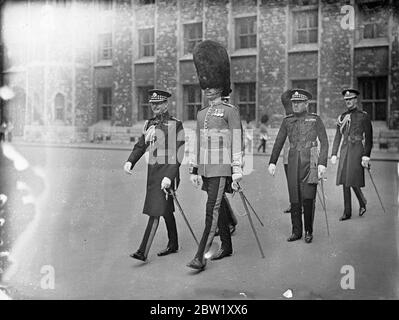 Duca di Gloucester ispeziona le Guardie scozzesi a Tower Moat. Il Duca di Gloucester ispezionò le Guardie scozzesi del Battaglione nel fossato della Torre di Londra. Spettacoli fotografici: Il Duca di Gloucester alla cerimonia. 6 maggio 1937 Foto Stock