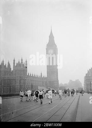 Inizia la passeggiata in borsa a Brighton. La passeggiata annuale in borsa per Brighton è iniziata dal Big ben, Westminster alle 6:00. La foto mostra l'inizio della guerra mentre i concorrenti attraversavano il ponte di Westminster, con grande dolore sullo sfondo. 1 maggio 1937 Foto Stock