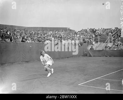 Señorita Lizana batte ancora Dorothy Round per entrare nelle finali di Bournemouth. Señorita Lizana, la campionessa cilena, ha registrato un'altra vittoria su Miss Dorothy Round, che ha battuto 6-4, 6-2 nelle semifinali dei Campionati Bournemouth Hardcourt. Incontra la signorina Scriven in finale. Spettacoli fotografici, Señorita Lizana. 30 aprile 1937 Foto Stock