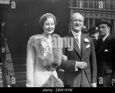 Il sig. Godfrey Lockout Lampson si sposò per la seconda volta a 62 anni. Godfrey Locker Lampson, di 62 anni, sottosegretario agli Affari Esteri dal 1925 al 29, è stato sposato a St Marks Church, North Audley Street, a Miss Barbara Hermione Green, figlia minore di MR. E Miss Oswald Best Green di Walton on the Hill, Surrey. La prima moglie del signor Locker Lampson è morta due anni fa. Spettacoli fotografici, sposa e sposo dopo la cerimonia. 30 aprile 1937 Foto Stock