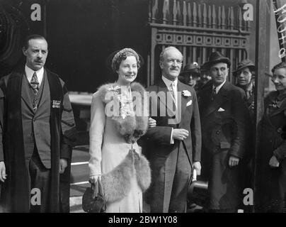 Il sig. Godfrey Lockout Lampson si sposò per la seconda volta a 62 anni. Godfrey Locker Lampson, di 62 anni, sottosegretario agli Affari Esteri dal 1925 al 29, è stato sposato a St Marks Church, North Audley Street, a Miss Barbara Hermione Green, figlia minore di MR. E Miss Oswald Best Green di Walton on the Hill, Surrey. La prima moglie del signor Locker Lampson è morta due anni fa. Spettacoli fotografici, sposa e sposo dopo la cerimonia. 30 aprile 1937 Foto Stock