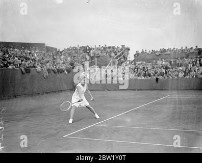 Señorita Lizana batte ancora Dorothy Round per entrare nelle finali di Bournemouth. Señorita Lizana, la campionessa cilena, ha registrato un'altra vittoria su Miss Dorothy Round, che ha battuto 6-4, 6-2 nelle semifinali dei Campionati Bournemouth Hardcourt. Incontra la signorina Scriven in finale. Spettacoli fotografici, Señorita Lizana in gioco. 30 aprile 1937 Foto Stock