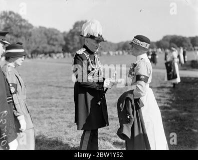 Sir Claude Jacob ispeziona il distretto di Londra della Brigata di St John Ambulance. 5000 membri della Brigata di St John Ambulance erano in sfilata ad Hyde Park quando il maresciallo Sir Claude W. Jacob ispezionò la sezione del distretto di Londra. Questa è l'unica occasione dell'anno in cui l'intero distretto è sfilato. Foto: Sir Claude Jacob scuotendo le mani con l'infermiera veterana alla parata. 5 giugno 1937 Foto Stock