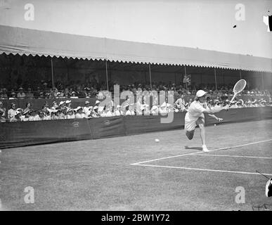 Le ragazze americane e polacche si incontrano in finale al Kent Championships. Miss Alice Marble, la campionessa americana, è entrata nella finale del Kent Tennis Championships sconfiggendo Miss King 6-4, 6-3, a Beckenham. Incontrerà Mlle Jezrejowska, di Polonia, nelle finali. Spettacoli fotografici, Miss Alice Marble in gioco contro la signorina Mlle King a Beckenham. 11. Giugno 1937 Foto Stock