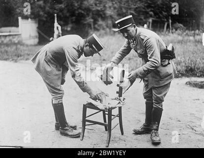 Il nemico principale di Mussolini e suo fratello assassinati in Francia. Bomba inesplosa in auto. Si ritiene che le motivazioni politiche siano responsabili dell'assassinio del prof. Carlo Rosselli, nemico implacabile del fascismo italiano e di Mussolini, e del fratello Sabatino (nello), che furono trovati morti a Couterne, nel dipartimento francese delle Orne. Entrambi erano stati uccisi o da colpi o da stiletto spinto attraverso il collo. A poca distanza c'era un'auto con tappezzeria macchiata di sangue. Una potente bomba incorporata in una lattina condensata è stata trovata sul sedile posteriore. Apparentemente è stato progettato per distruggere le prove del crimine, ma h. Foto Stock