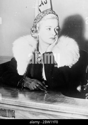 Joan Bennett nei tribunali di divorzio. Joan Bennett, l'attrice del film, è stato premiato con un divorzio da gene Markey, sceneggiatore, a Los Angeles, per motivi di crudeltà mentale. La sig.ra Bennett è stata custodita della figlia di due anni, Melinda, ma quando il bambino ha raggiunto il suo dodicesimo compleanno. Suo padre può avere custodia un mese all'anno. Foto, Joan Bennett sullo stand testimone nel tribunale di divorzio di Los Angeles. 12 giugno 1937 Foto Stock