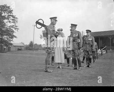 Princess Royal, vede un wireless portatile all'ispezione di Aldershot. La Principessa reale, col in capo, ispezionò il corpo reale dei segnali e i vecchi compagni del reggimento ad Aldershot, Hampshire. Foto mostra, la principessa reale ispezionando un nuovo set portatile radio da campo ad Aldershot. 21 giugno 1937 Foto Stock