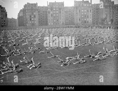 Migliaia di atleti di ragazze competono a Parigi. Quasi 1000 giovani atleti si sono incontrati nella loro decima competizione allo Stade Elizabeth vicino al Port d'Orleans a Parigi. Foto show, ragazze che prendono parte alla mostra ginnastica. 21 giugno 1937 Foto Stock