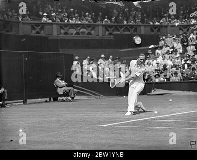 Gioco a due mani a Wimbledon, stile australiano in partita singola. J Bromwich, il giocatore australiano, fa un colpo a doppia mano durante la sua partita al Centre Court con V G Kirby, il sudafricano, nei singoli uomini del campionato All England a Wimbledon. 23 giugno 1937 Foto Stock