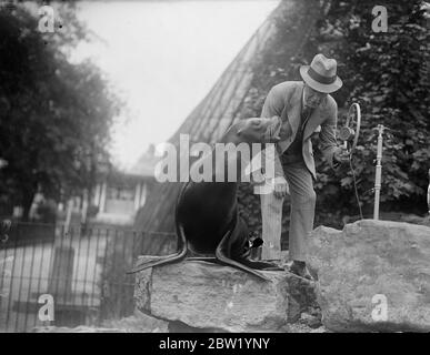 Zoo leone di mare 'fa la sua prua' in aria!. Sotto la persuasione di "Uncle Mac" (MR McCulloch) e del Dr. Seth Smith, gli animali e gli uccelli dello zoo di Londra hanno trasmesso sul programma regionale questo pomeriggio (Lunedi). Spettacoli fotografici, Dr Seth Smith, che presenta un leone marino al 'microfono'. 21 giugno 1937 Foto Stock