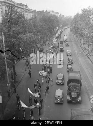 2000 rally in parata di ritmo. Marzo a Hyde Park. 2000 membri dell'organizzazione giovanile britannica, che indossano i costumi nazionali dei paesi pacemolenti. Ha preso parte al gigantesco concorso di pace rally a Hyde Park. Spettacoli fotografici, la processione, guidata da ragazze in costume nazionale cecoslovacco, passando giù per l'argine Victoria a Hyde Park. Nella processione vengono portate fotografie di Lenin. 20 giugno 1937 Foto Stock