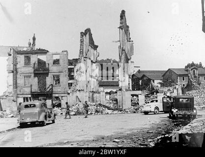 Gli edifici di Bilbao si rovesciano davanti alle armi di Franco. Prima foto della città assediata. Gran parte di Bilbao è in rovina a seguito di intensi bombardamenti aerei e di artiglieria con cui le forze ribelli hanno accompagnato il grande progresso che li ha portati alla periferia della capitale basca. L'artiglieria che i ribelli usarono per distruggere la cintura di ferro della difesa basca si trova ora a soli tre chilometri da Bilbao e può versare conchiglie sui resti della forza di difesa nel cuore della città. Foto: Edifici a Bilbao con solo le mura rimaste in piedi dopo il martellamento straordinario dato alla città dal ribelle g Foto Stock