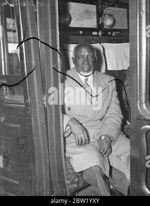 Re Yeta III di Barotseland, [Alto Capo del popolo dei Lozi in Zambia] lasciò la stazione di Waterloo sul treno per barche del castello di Dunnottar per tornare a casa in Africa dopo le celebrazioni dell'incoronazione. 18 giugno 1937 Foto Stock