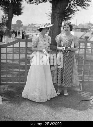 Con l'ondata di caldo come incoraggiamento, la Regata reale di Henley invidiava con Ascot in una varietà di suoi abiti. La moda elegante e alla moda indossata da Miss Frances e Miss Iona McClean quando l'ultimo giorno di Henley si è svolto nel sole di luglio. 3 luglio 1937 Foto Stock