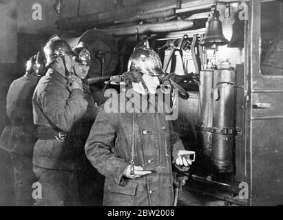 Irene Martens e la sua squadra di pompieri, diciottesima Brigata del fuoco, si preparano a rispondere ad un allarme alla stazione di Leningrado. La donna Leningrado era stata recentemente promossa a capo vigili del fuoco. 12 luglio 1937 Foto Stock