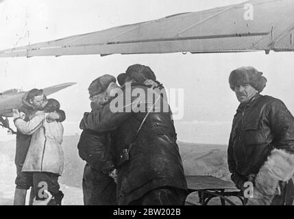 Queste immagini, le prime mai realizzate al Polo Nord, sono state volate a Mosca e da lì a Londra. La spedizione scientifica sovietica guidata dal professor otto Schmidt è riuscita a stabilire su un ghiaccio galleggiante nel deserto congelato da cui preziose informazioni scientifiche e regolari rapporti meteo sono ora inviati per la prima volta dalla radio nella storia. I membri della spedizione che prendono un affettuoso congedo della parte che stanno lasciando la gallina di ghiaccio. Sulla sinistra E. Krenkel, l'operatore radiofonico, il professor otto Schmidt in centro prendendo il permesso di Papanin, capo della spedizione, e la mosca polare Foto Stock