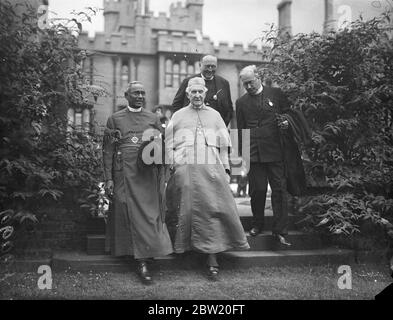 L'arcivescovo di Canterbury Dr Cosmo Gordon Lang, ha dato un'accoglienza ai missionari del Palazzo Lambeth. L'Arcivescovo cammina con il Vescovo di Dornakal (India). Dietro è il vescovo di Guildford. 29 giugno 1937 Foto Stock