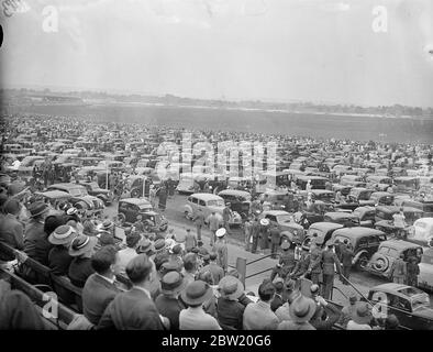 Aerei che volano sulle centinaia di auto usate come tribune dai loro proprietari all'annuale Royal Air Force Pageant all'Aerodromo di Hendon. Gli ultimi aerei da guerra e i migliori piloti hanno dato una mostra emozionante alla presenza del Re e della Regina e di altri membri della Famiglia reale. 26 giugno 1937 Foto Stock