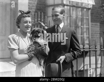 Margaret Campbell con la sua fidanzata, il principe Ludwig d'Assia dopo l'annuncio del loro impegno. È figlia di un ex ambasciatore britannico in America, Sir Auckland Geddes, e nipote del compianto Sir Eric Geddes, creatore delle misure economiche del dopoguerra note come Geddes Axe. È il secondo figlio del Granduca di Assia e un nipote grande della Regina Vittoria. 16 luglio 1937. Foto Stock