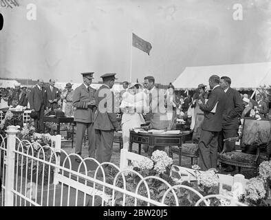 Il Re ha consegnato premi agli aeristi quando, con la Regina, ha guardato l'annuale Royal Air Force Pageant all'Hendon Aerodrome. Gli ultimi aerei da guerra e i migliori piloti hanno dato una mostra emozionante alla presenza del Re e della Regina e di altri membri della Famiglia reale. 26 giugno 1937 Foto Stock